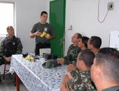 Militares recebem instrução para utilizar a taser