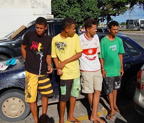 Homens foram detidos com armas e munições na Ilha da Crôa
