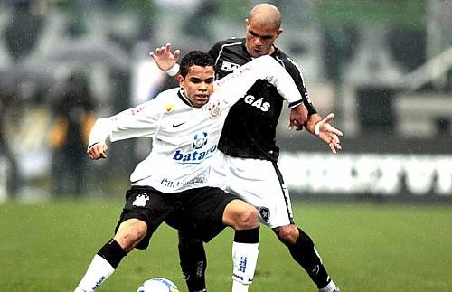 Dentinho faz a proteção em cima de Alessandro no empate de seis gols entre Corinthians e Botafogo