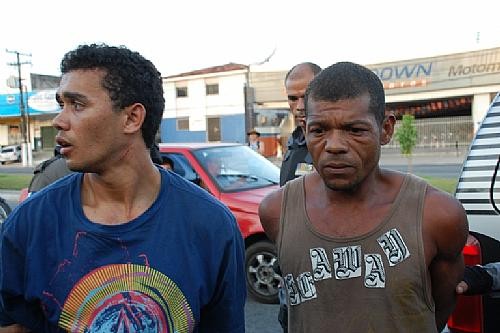 Ricardo Gomes (E) e Alamou da Silva na época em que foram presos após troca de tiros com a PM