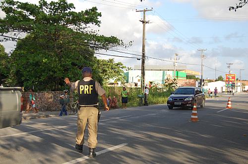 Agentes da PRF organizaram o trânsito no local do acidente