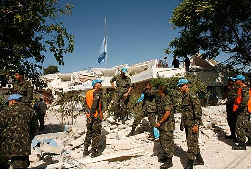 Soldados brasileiros trabalham em frente à sede da ONu destruída no Haiti