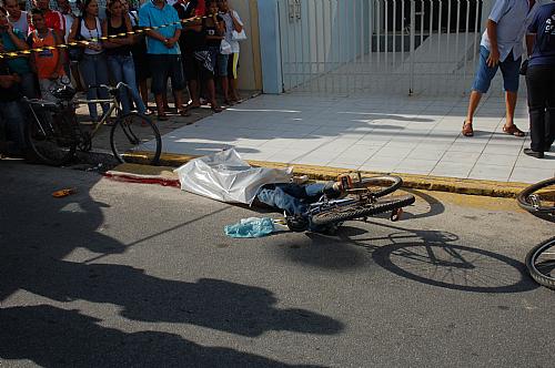 Jovem seguia de bicicleta pela Siqueira Campos em direção ao Trapichão