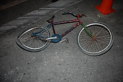 Bicicleta ficou destruída após atropelamento; vítia chegou a ser encaminhada ao HGE