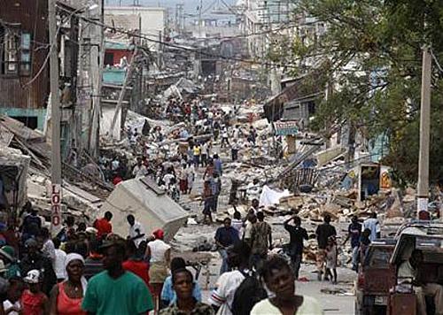 Moradores nas ruas destruídas de Porto Príncipe, capital do Haiti, nesta quinta-feira (14).