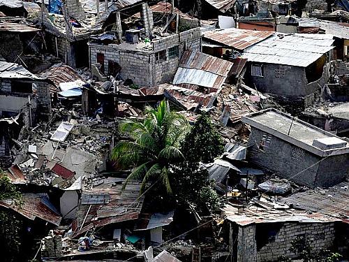 Casas desabam após terremoto que atingiu o Haiti
