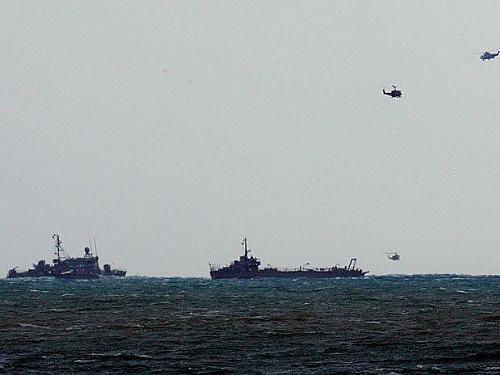 Equipes de resgate usam helicópteros e navios