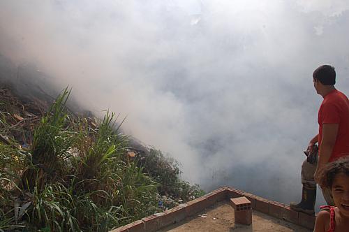 Fumaça invadiu casas de moradores da rua