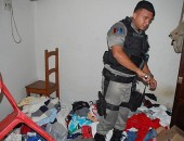Policiais do 1º BPM vasculharam a residência e encontraram joias e moedas