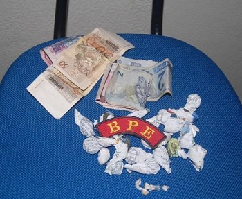 Acusados tentaram esconder drogas e dinheiro em lixeira