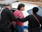 Amy Bishop é levada pela polícia do Alabama após o tiroteio