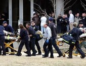 Duas vítimas do tiroteio são socorridas na Universidade do Alabama em Huntsville, nesta sexta-feira (12)