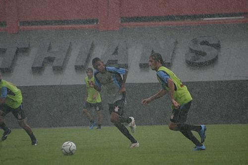 Jogadores treinam sob forte chuva