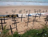 Policiais utilizaram cruzes na areia da praia para lembrar o crescente número de homicídios em Alagoas