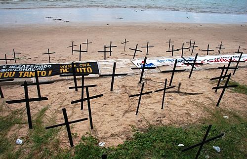 Policiais utilizaram cruzes na areia da praia para lembrar o crescente número de homicídios em Alagoas