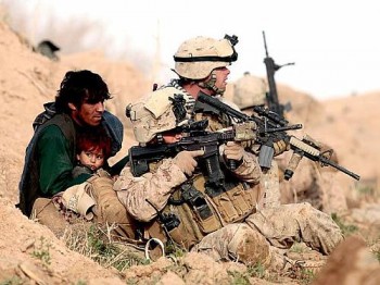 Soldados americanos protegem pai e filho afegãos dos disparos dos talibãs durante ofensiva em Marjah
