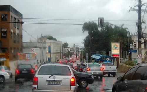 Trânsito caótico na região central de Maceió devido aos semáforos apagagados