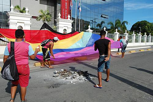 Manifestantes estendem bandeira nas grades do Palácio