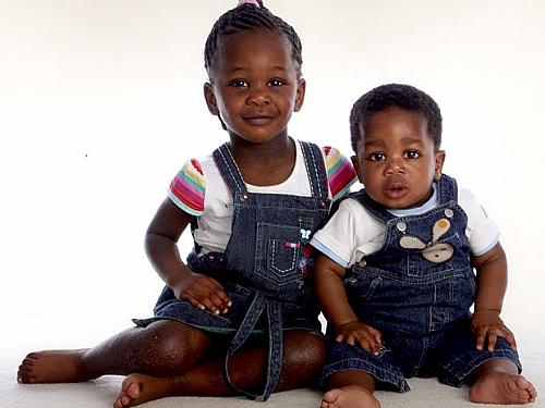 Zimbabuense está sendo julgado pela morte dos filhos, Yolanda e Theo Molemohi, 4 e 2 anos respectivamente