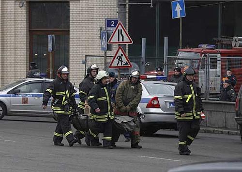 Equipes de resgate carregam vítima no Centro de Moscou, depois que duas explosões atingiram duas estações de metrô, matando ao menos 38 pessoas