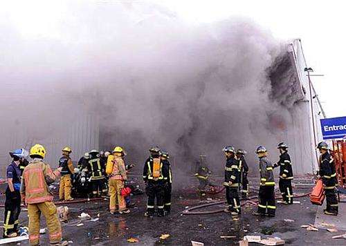 Bombeiros controlam incêndio em supermercado na cidade chilena de Concepción nesta segunda-feira