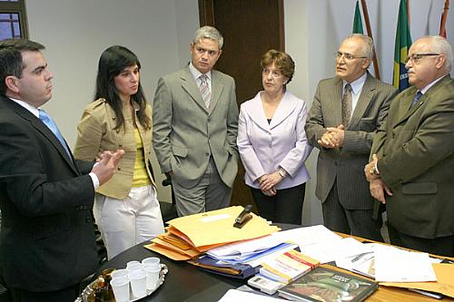 Corregedor (à direita) durante reunião com advogados e presidente da Almagis