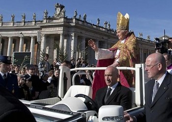 Bento XVI andou no 'papamóvel' cercado por seguranças