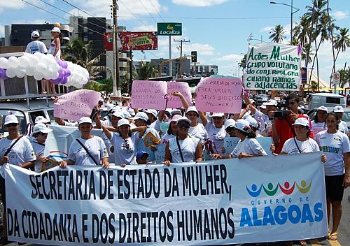 Centenas de pessoas participam da caminhada alusiva ao Dia Internacional da Mulher