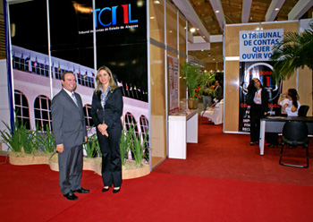 Conselheiros Luiz Eustáquio e Maria Cleide no estande do TC-AL