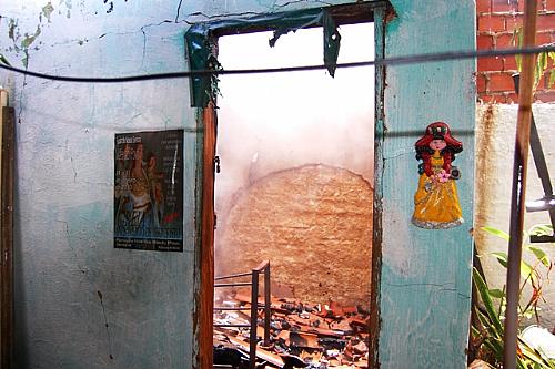 Teto desabou após incêndio em residência na Jatiúca