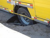 Caminhão cai em buraco na Avenida Brasil
