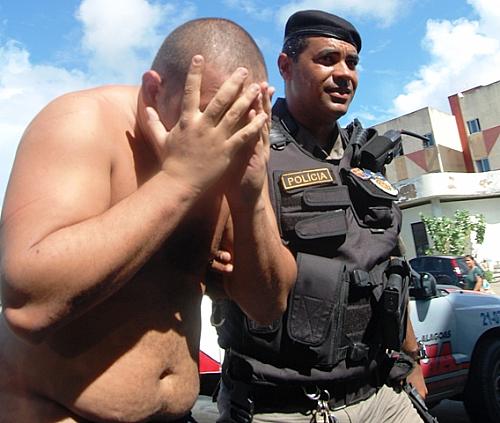 Davi Monteiro de Souza, 28, escondeu o rosto ao chegar à Central de Polícia