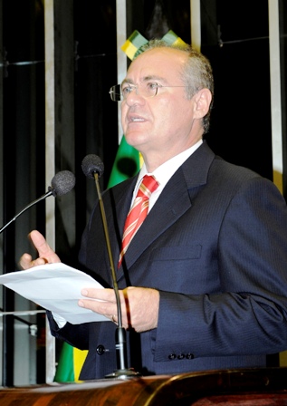 Em discurso no Senado, Renan lamentou a morte do ex-deputado