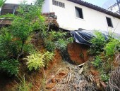 Barreira desliza e coloca em risco casas no município