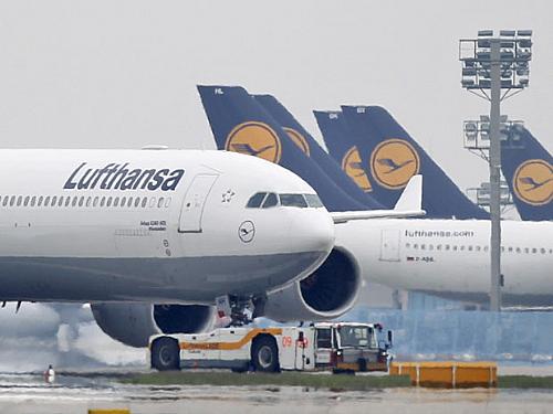Avião da empresa Lufthansa se prepara para voar no aeroporto de Frankfurt, nesta quarta-feira (21)