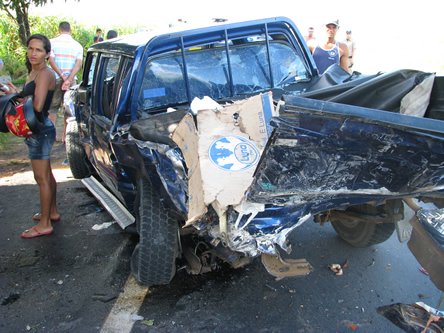 Acidente envolveu L200, van e carreta na BR 101, em São Miguel dos Campos