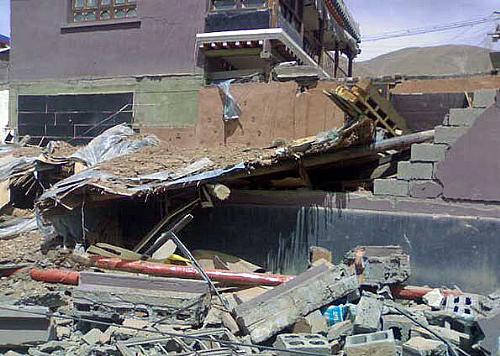 Imagem de casa destruída em região da China atingida por forte terremoto.