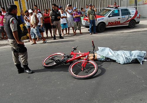 O jovem foi morto após levar uma bicicleta de uma loja