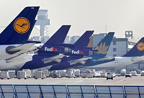 Aviões parados em aeroporto de Frankfurt, na Alemanha