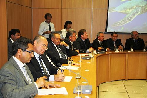 Tenório (ao lado de Renan e da bancada federal) na reunião com a ministra do Meio Ambiente