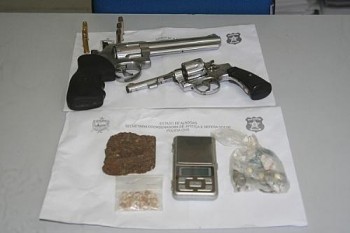 Armas e drogas apreendidas durante operação do 11º BPM estão sob a guarda da Polícia Civil