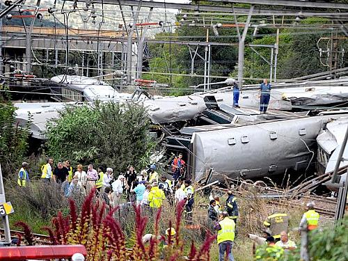 Equipes de emergência procuram por sobreviventes no trem que descarrilou, perto de Pretória, na África do Sul