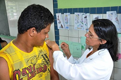 Vacinação atendeu a cerca de 80 profissionais em Limoeiro