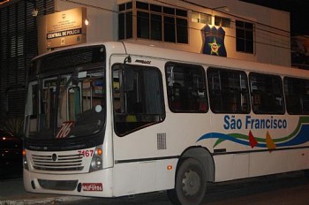 O ônibus na Central de polícia.