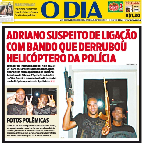 Adriano aparece em fotos com armas