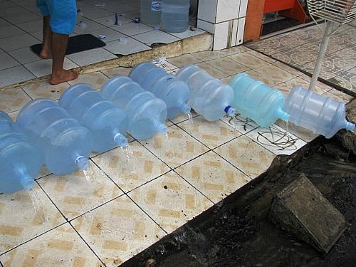 Comerciantes foram obrigados e descartar água de garrafões sem selo fiscal
