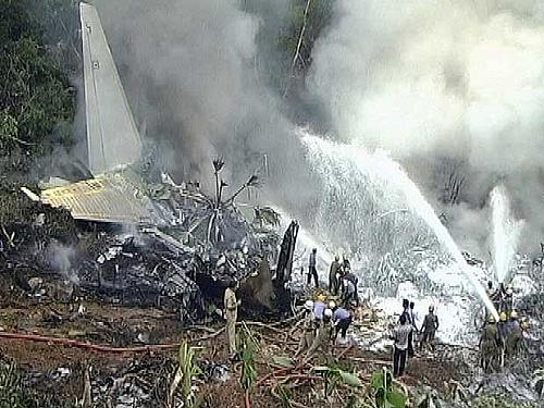 magens dos destroços do avião da Air India, que sofreu acidente no sul do país