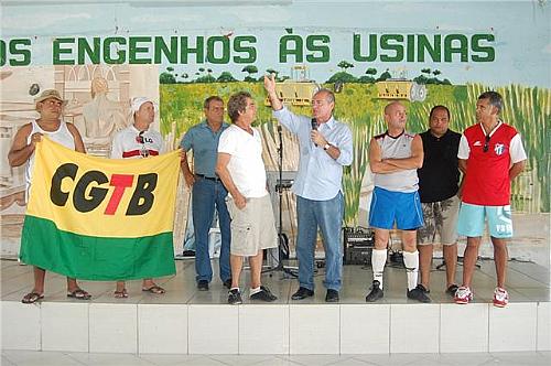 Entre sindicalistas de várias categorias, Renan disse que os trabalhadores têm muito a festejar, com as conquistas do presidente Lula