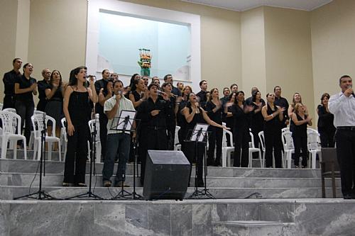 O Coro Cristo em Voz ensaia músicas de excelente qualidade para os cultos festivos de amanhã a domingo