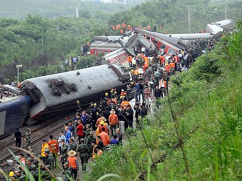 O trem ia de Xangai para a cidade turística de Guilin quando foi atingido por um deslizamento de terra
